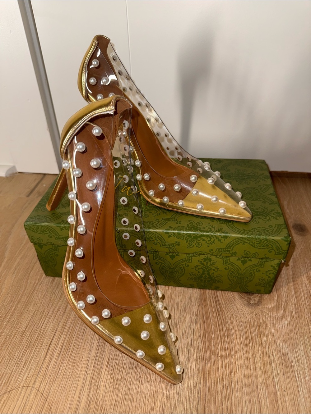 Tadore Pearl Embellished Clear PVC Gold Pointed Toe Pumps Heels Size 8.5 - Picture 2 of 7